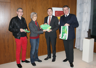 Bibliotheksleiter Michael Steffel und Bibliothekarin Margrit Baumann übergeben das Programm an Oberbürgermeister Thilo Rentschler und Dr. Roland Schurig, Leiter des Amts für Kultur und Tourismus. (© Stadt Aalen)