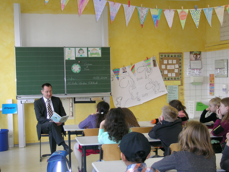 Ganz Ohr - die Schülerinnen und Schüler der Braunenbergschule zusammen mit Oberbürgermeister Thilo Rentschler (© Stadt Aalen)