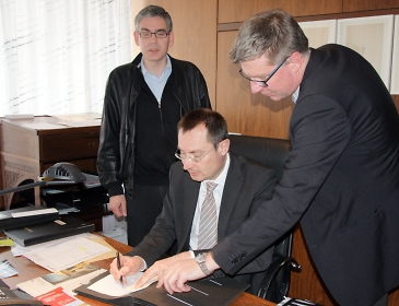 Als erster der Verwaltungschefs der 14 beteiligten Kommunen hat Aalens Oberbürgermeister Thilo Rentschler seine<br />
Unterschrift unter die interkommunale Vereinbarung über den gemeinsamen Betrieb eines Portals für die Ausleihe von E-Medien gesetzt. (© Stadt Aalen)